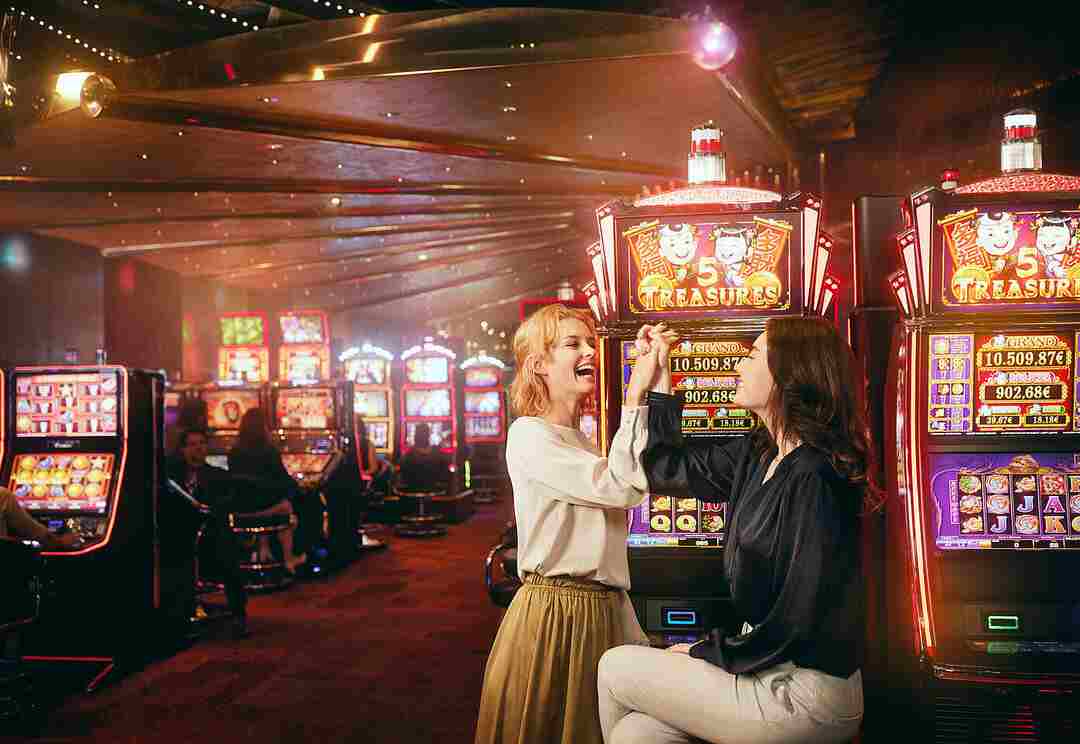 Khách hàng đang chơi game slot đổi thưởng tại Lucky Ruby Border Casino